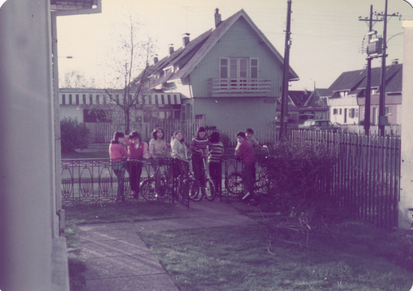 Grupo de amigos en calle Bueras