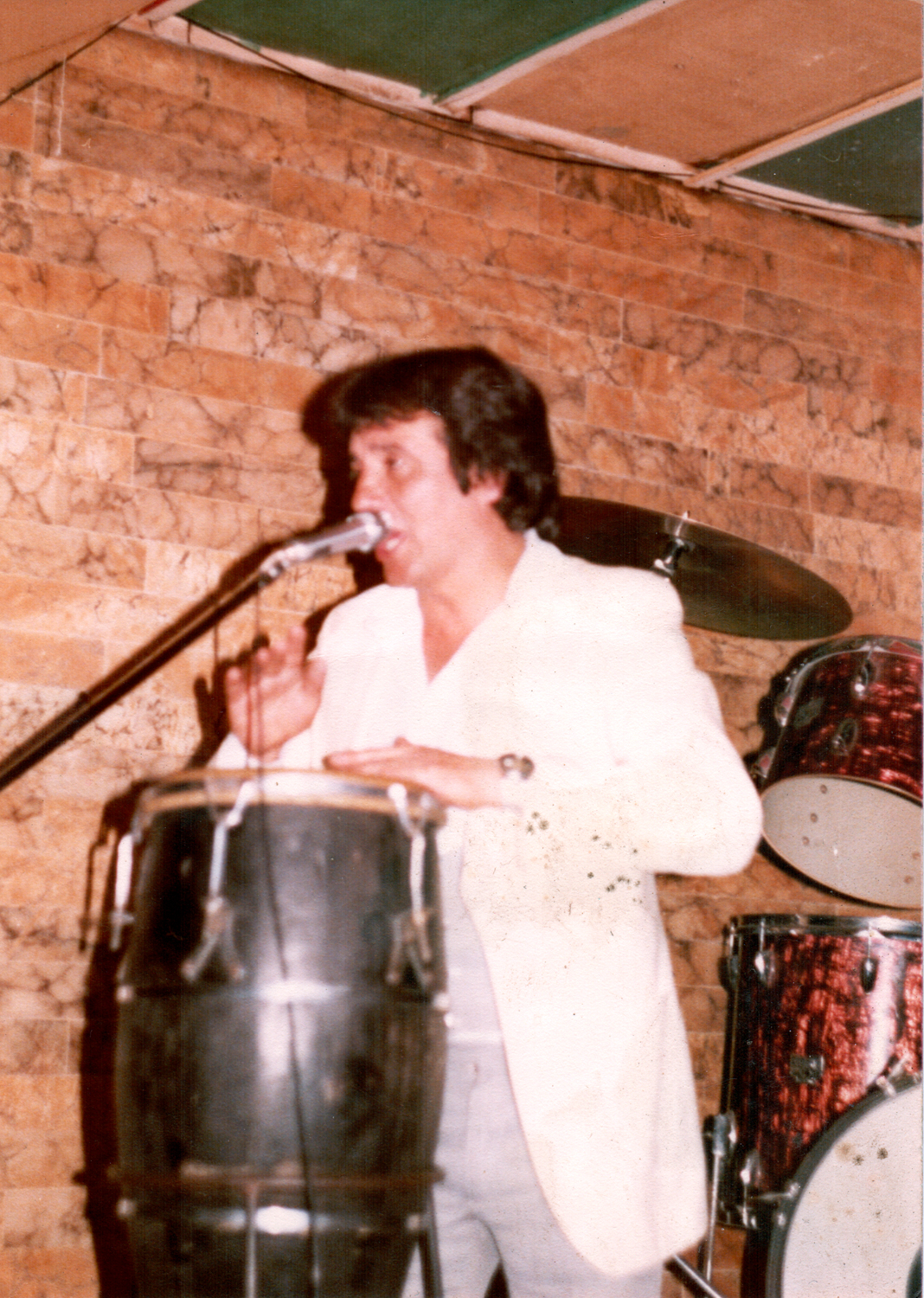 Víctor Hugo tocando un instrumento Víctor Hugo tocando un instrumento