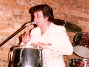 Víctor Hugo tocando un instrumento