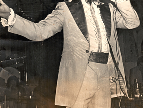 Víctor Hugo cantando