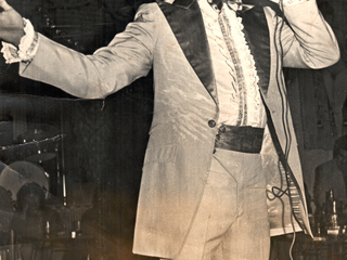 Víctor Hugo cantando