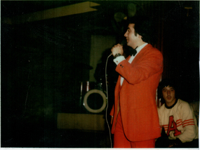 Víctor Hugo cantando