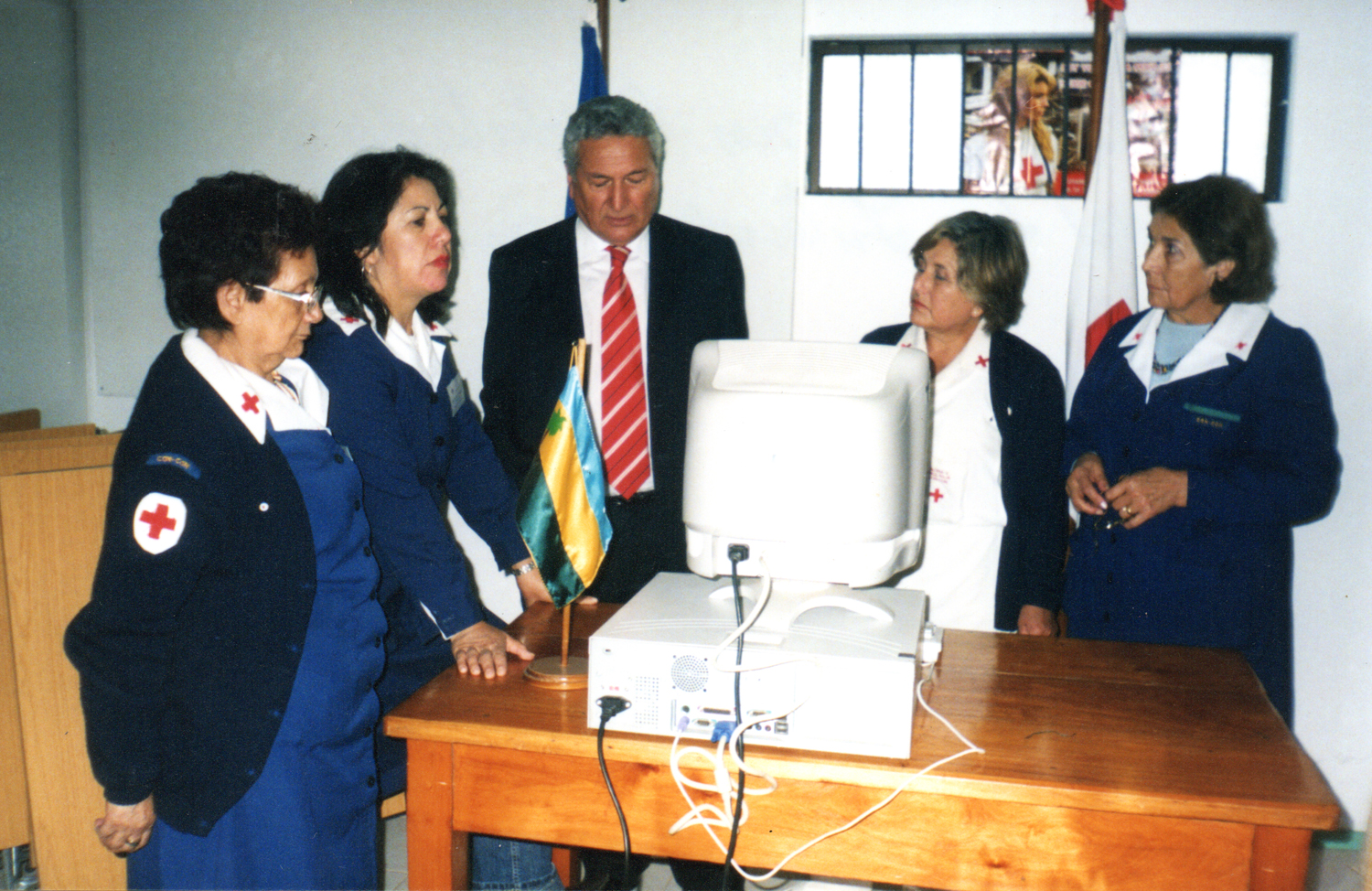 Entrega de computador a Cruz Roja Entrega de computador a Cruz Roja