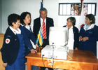 Entrega de computador a Cruz Roja