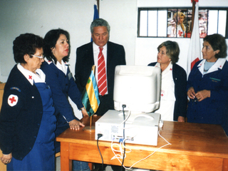 Entrega de computador a Cruz Roja