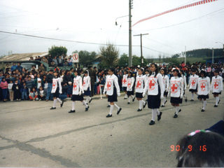 Juventud de la Cruz Roja en desfile de fiestas patrias