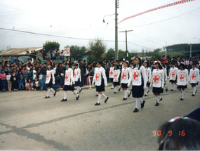 Juventud de la Cruz Roja en desfile de fiestas patrias