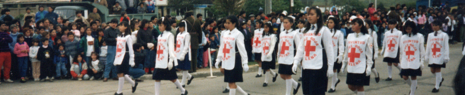 Juventud de la Cruz Roja en desfile de fiestas patrias