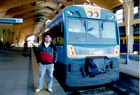 Jonathan junto al tren