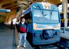 Jonathan junto al tren