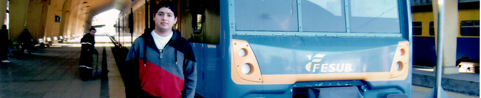 Jonathan junto al tren