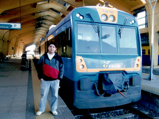 Jonathan junto al tren