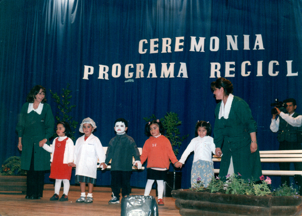 Ceremonia programa de reciclaje en jardín Gota de Leche