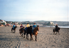 Primos paseando a caballo por la Playa de Cartagena