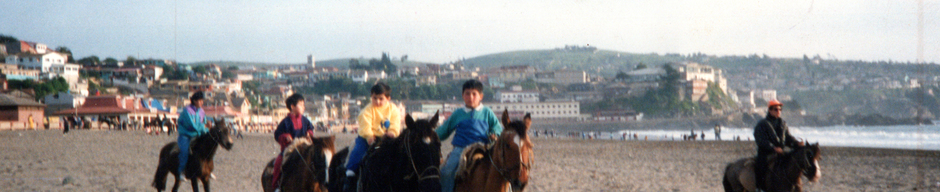 Primos paseando a caballo por la Playa de Cartagena