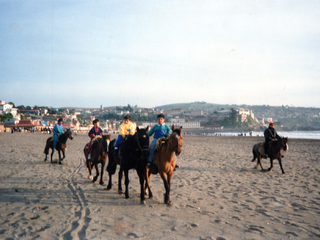 Primos paseando a caballo por la Playa de Cartagena