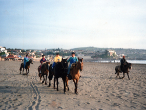 Primos paseando a caballo por la Playa de Cartagena