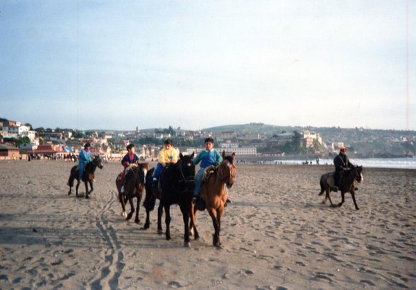Primos paseando a caballo por la Playa de Cartagena