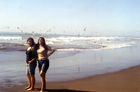 Paseo de madre e hija en una tarde de verano