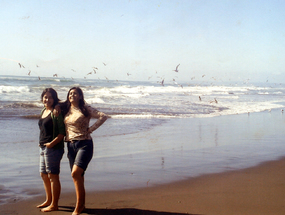 Paseo de madre e hija en una tarde de verano