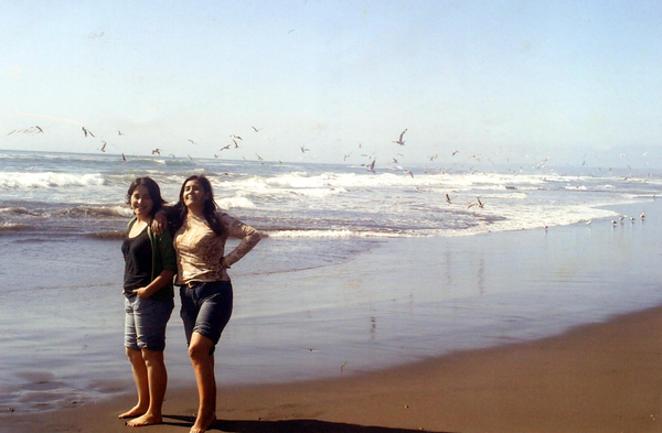 Paseo de madre e hija en una tarde de verano