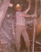 Trabajando bajo la mina