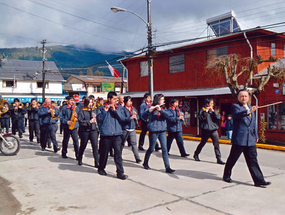 Desfilando por calle Chinchilca