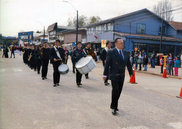 Llegando a la plaza con las instituciones