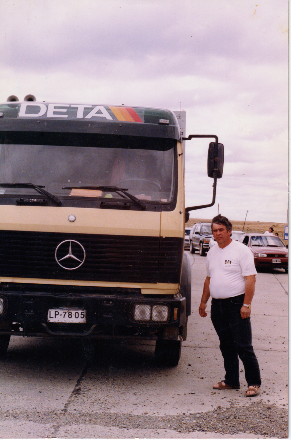 Don Pedro Gallardo junto a su camión Don Pedro Gallardo junto a su camión