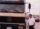 Don Pedro Gallardo junto a su camión