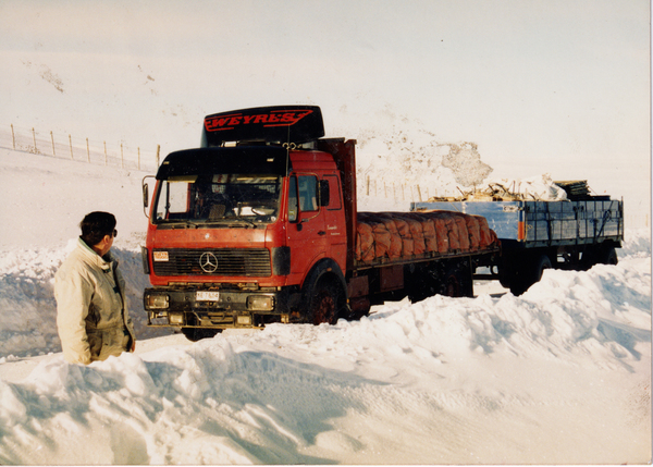 Pedro Gallardo junto a su camión rojo