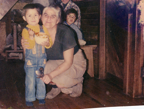 Junto a la abuela