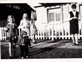 Paseo frente a la casa de Carlos Bennett