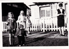 Paseo frente a la casa de Carlos Bennett