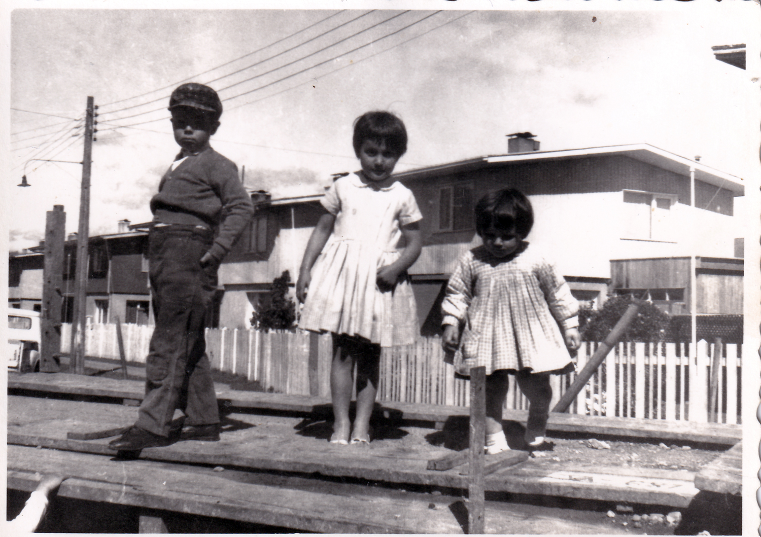 Tres niños posando Tres niños posando