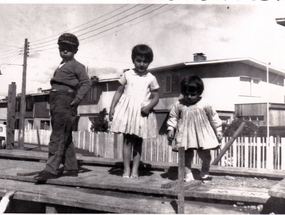 Tres niños posando