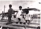 Tres niños posando