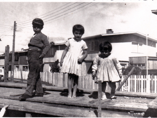 Tres niños posando
