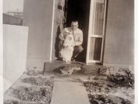 Mi papá en la puerta de la casa con Jimmy