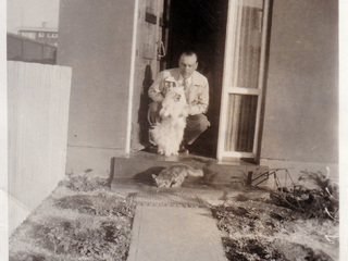 Mi papá en la puerta de la casa con Jimmy
