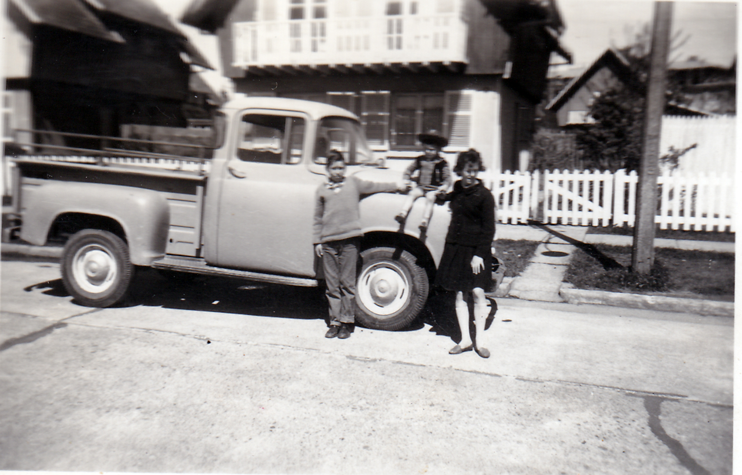 Posando con la camioneta nueva de mi tío Armando Posando con la camioneta nueva de mi tío Armando