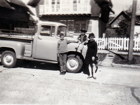 Posando con la camioneta nueva de mi tío Armando