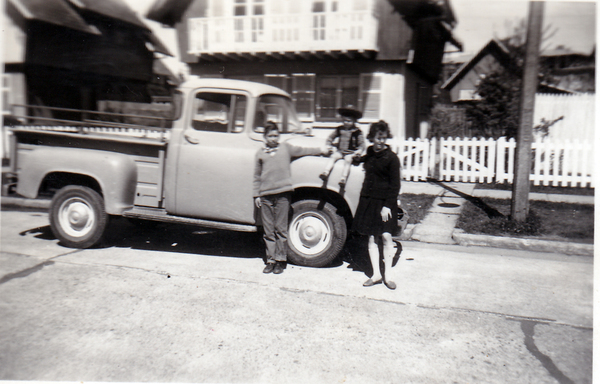 Posando con la camioneta nueva de mi tío Armando