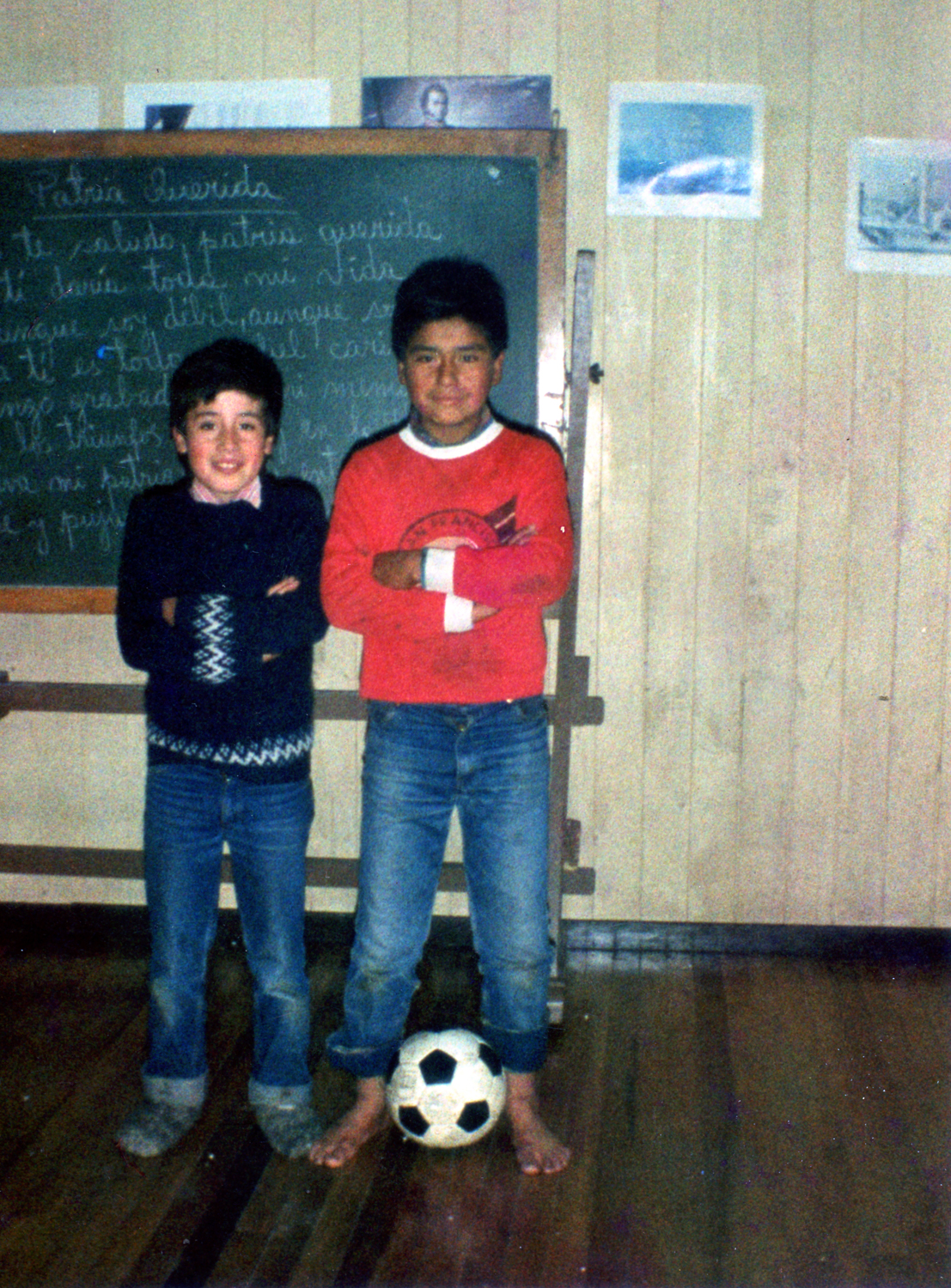 Dos estudiantes en la sala de clases Dos estudiantes en la sala de clases