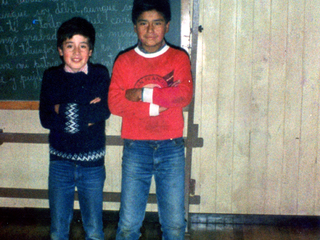 Dos estudiantes en la sala de clases