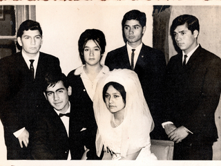 Junto a los hermanos