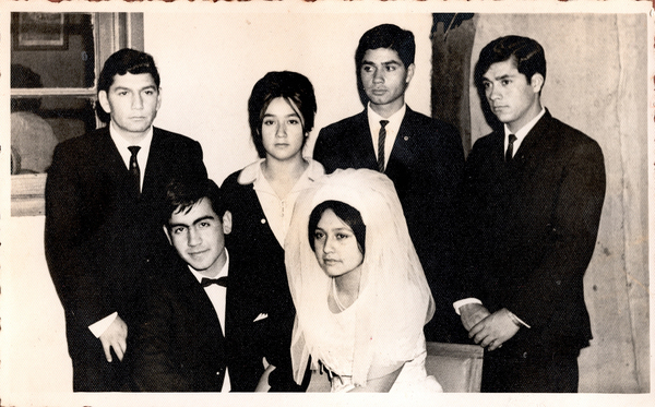 Junto a los hermanos