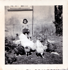 Niña en el patio