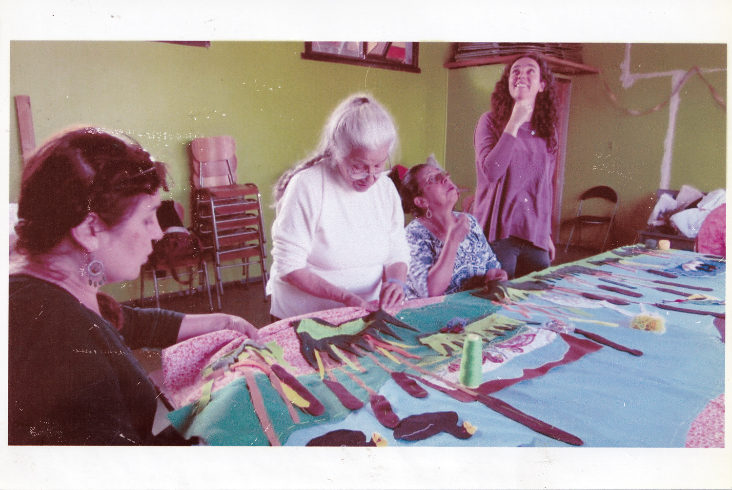 Elaborando la arpillera histórica de las Arpilleristas de Angachilla Elaborando la arpillera histórica de las Arpilleristas de Angachilla