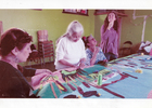 Elaborando la arpillera histórica de las Arpilleristas de Angachilla